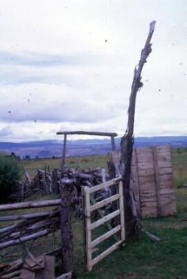 [Gate, Cwm Hyfryd]