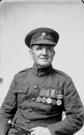 [Old soldier with medals]