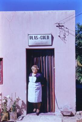 [Senora Dilys Owen de Jones]