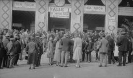 [Lloyd George entourage outside the "Xer Comptoir Suisse"]